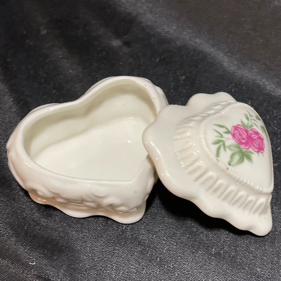 VINTAGE Porcelian Heart Shaped Trinket Box with pink roses on lid made in China - Picture 1 of 9